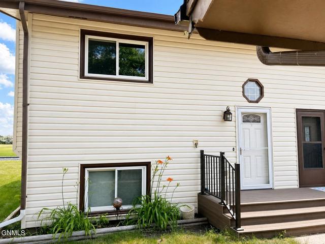 617 35th St, Bismarck, ND 58501