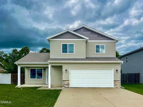 3013 12th St NW, Minot, ND 58703