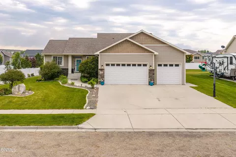 4819 Feldspar Dr, Bismarck, ND 58503