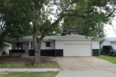 1425 3rd St, Bismarck, ND 58504