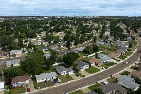 View/Area - 843 Dell Ave, Dickinson, ND 58601 photo 2 of 14