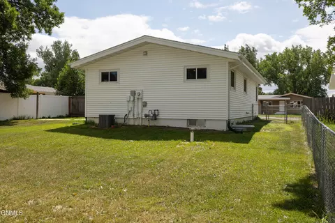Exterior - 843 Dell Ave, Dickinson, ND 58601 photo 7 of 8