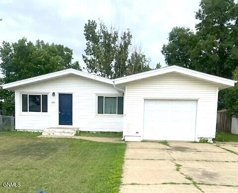843 Dell Ave, Dickinson, ND 58601