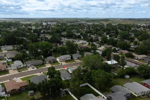 View/Area - 843 Dell Ave, Dickinson, ND 58601 photo 4 of 14
