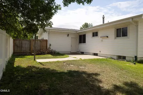 Exterior - 843 Dell Ave, Dickinson, ND 58601 photo 4 of 8