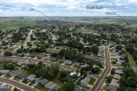 View/Area - 843 Dell Ave, Dickinson, ND 58601 photo 8 of 14