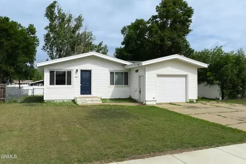 Exterior - 843 Dell Ave, Dickinson, ND 58601 photo 1 of 8
