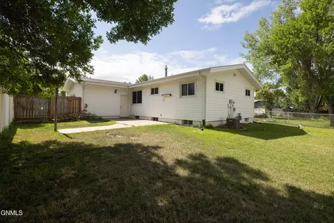 Exterior - 843 Dell Ave, Dickinson, ND 58601 photo 5 of 8