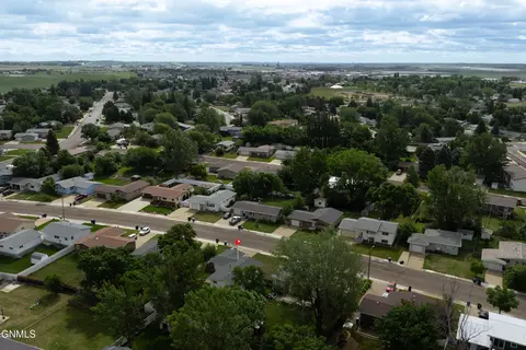 View/Area - 843 Dell Ave, Dickinson, ND 58601 photo 3 of 14