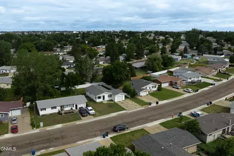 View/Area - 843 Dell Ave, Dickinson, ND 58601 photo 1 of 14