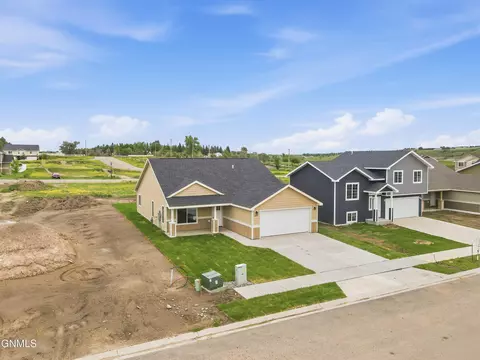 1307 23rd St E, Williston, ND 58801 photo 2