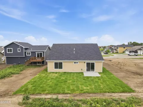 1307 23rd St E, Williston, ND 58801 photo 4