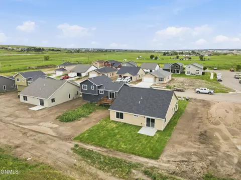 1307 23rd St E, Williston, ND 58801 photo 3