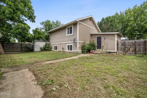 1717 28th St W, Williston, ND 58801 photo 3