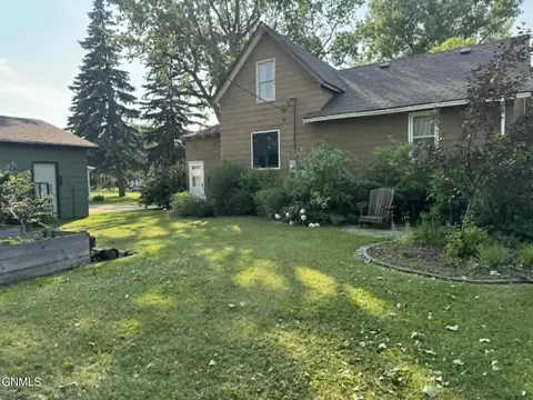 Exterior - 111 Roosevelt Ave NE, Bowbells, ND 58721 photo 1 of 2
