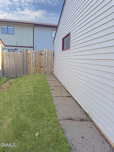 1726 30th St W, Williston, ND 58801 photo 25