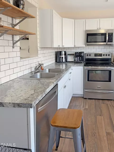 1726 30th St W, Williston, ND 58801 photo 8