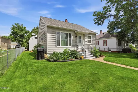 612 4th St W, Williston, ND 58801 photo 2