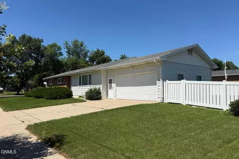 203 20th St E, Williston, ND 58801 photo 4