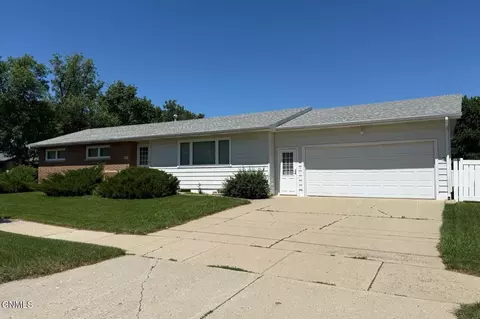 203 20th St E, Williston, ND 58801 photo 5