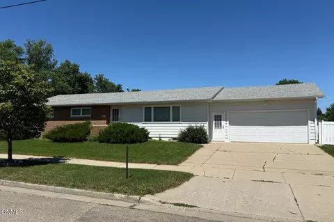 203 20th St E, Williston, ND 58801 photo 3