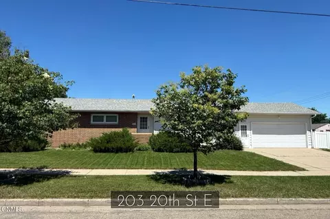 203 20th St E, Williston, ND 58801 photo 1