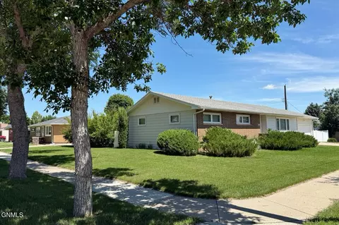 203 20th St E, Williston, ND 58801 photo 2