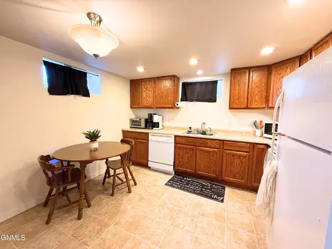 516 University Ave, Williston, ND 58801 photo 4