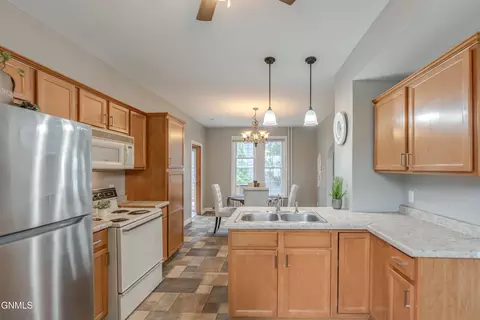 2100 Rosser Ave E, Bismarck, ND 58501 photo 6