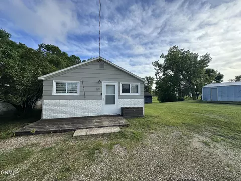 105 School St SE, Medina, ND 58467