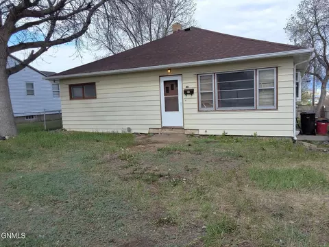 802 University Ave, Williston, ND 58801