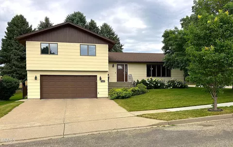 1026 Governor Ln, Bismarck, ND 58501