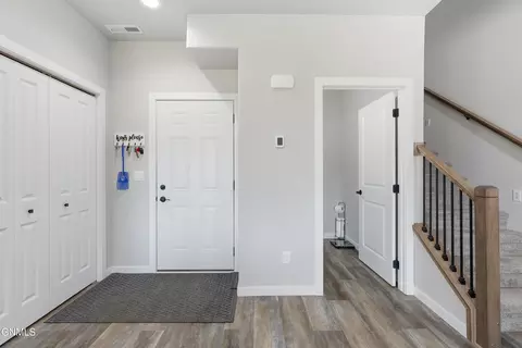 Entry Way - 722 Compass Loop, Bismarck, ND 58504 photo 2 of 4