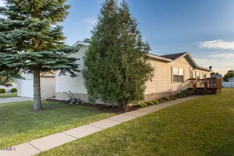 3906 Avondale Dr, Bismarck, ND 58503