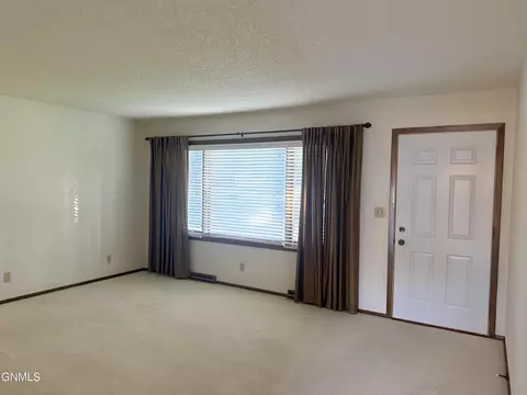 Living - 2013 Assumption Dr, Bismarck, ND 58501 photo 1 of 2