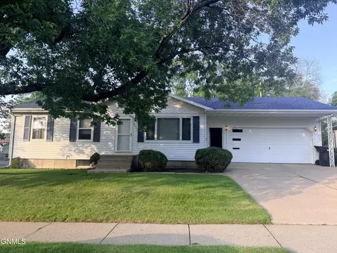 Exterior - 2013 Assumption Dr, Bismarck, ND 58501 photo 3 of 9