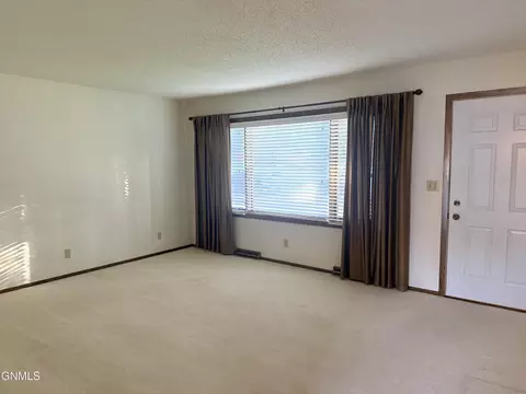 Living - 2013 Assumption Dr, Bismarck, ND 58501 photo 2 of 2