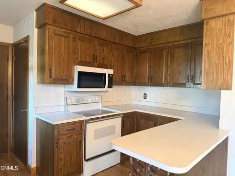 Kitchen - 2013 Assumption Dr, Bismarck, ND 58501 photo 4 of 4