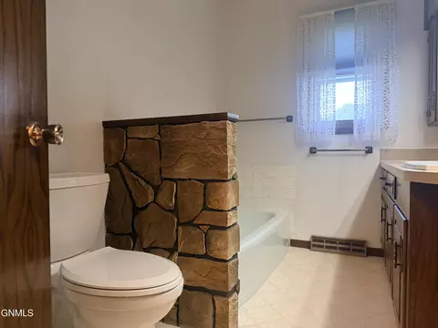 Bath - 2013 Assumption Dr, Bismarck, ND 58501 photo 1 of 5