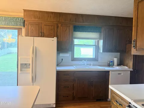 Kitchen - 2013 Assumption Dr, Bismarck, ND 58501 photo 2 of 4