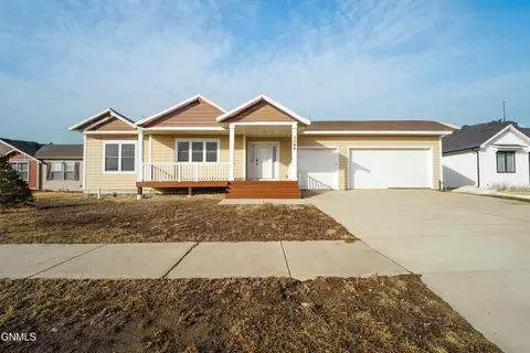 3344 32nd St W, Williston, ND 58801 photo 1