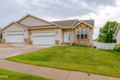 4308 Boulder Ridge Rd, Bismarck, ND 58503