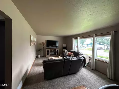 2932 Avenue C E, Bismarck, ND 58501 photo 4