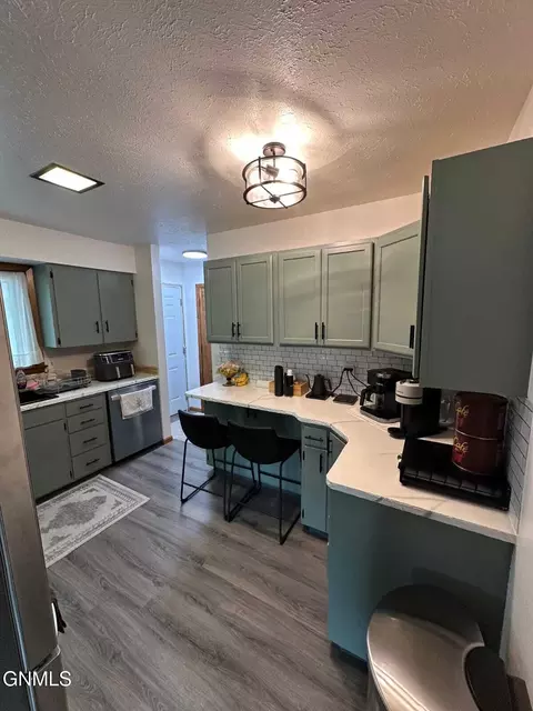 2932 Avenue C E, Bismarck, ND 58501 photo 2
