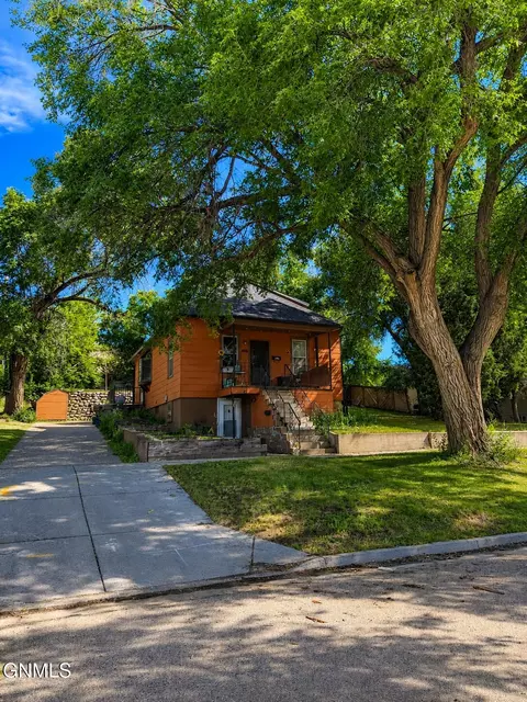 406 3rd St NE, Mandan, ND 58554