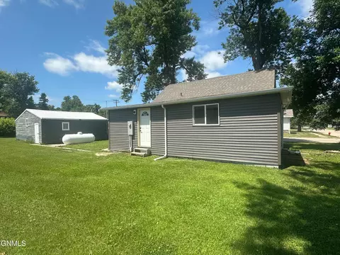 Exterior - 101 3rd Ave SE, Kulm, ND 58456 photo 4 of 5