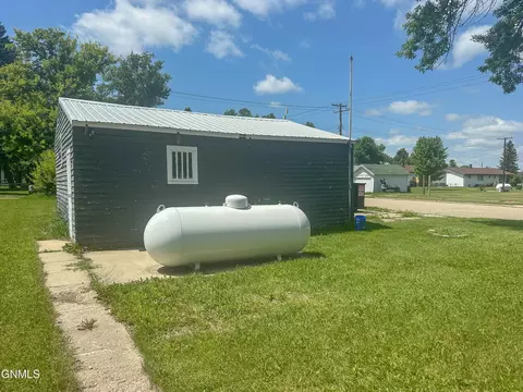 Exterior - 101 3rd Ave SE, Kulm, ND 58456 photo 2 of 5