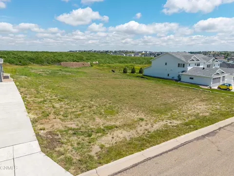 2012 Prairie Hawk Dr, Bismarck, ND 58503 photo 1