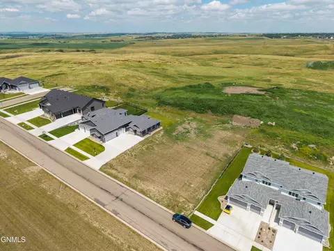 2012 Prairie Hawk Dr, Bismarck, ND 58503 photo 2