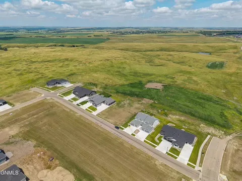 2012 Prairie Hawk Dr, Bismarck, ND 58503 photo 5
